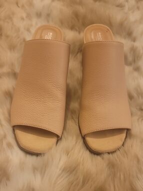 NWOT Rockport Total Motion  Beige Slide Mules - Women's Size 8